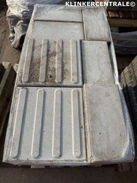 39 stuks witte betontegels 30x15x4,5cm halve stoeptegels.
