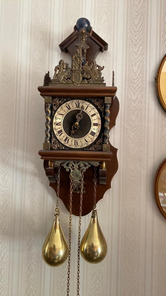 Antieke wandklok met gewichten en decoratieve details, Antiek en Kunst, Ophalen