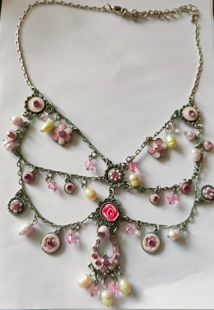 Vintage ketting in rose met emaille ,strass en parels, Ophalen of Verzenden, Zo goed als nieuw, Roze, Overige materialen