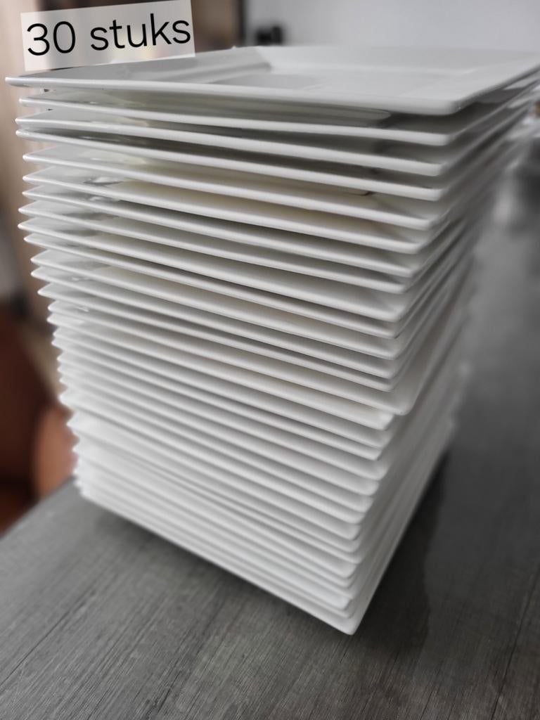 30x Witte Vierkante Borden - Ideaal voor Feesten ed Xenos 💫, Huis en Inrichting, Keuken | Servies, Zo goed als nieuw, Bord(en)