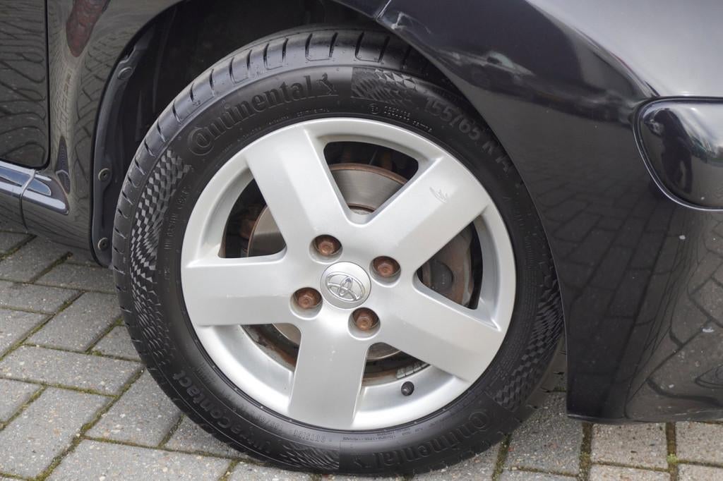 Toyota Aygo 1.0-12V + / Bluetooth / Navi / Airco, Stof, Gebruikt, Zwart, 4 stoelen