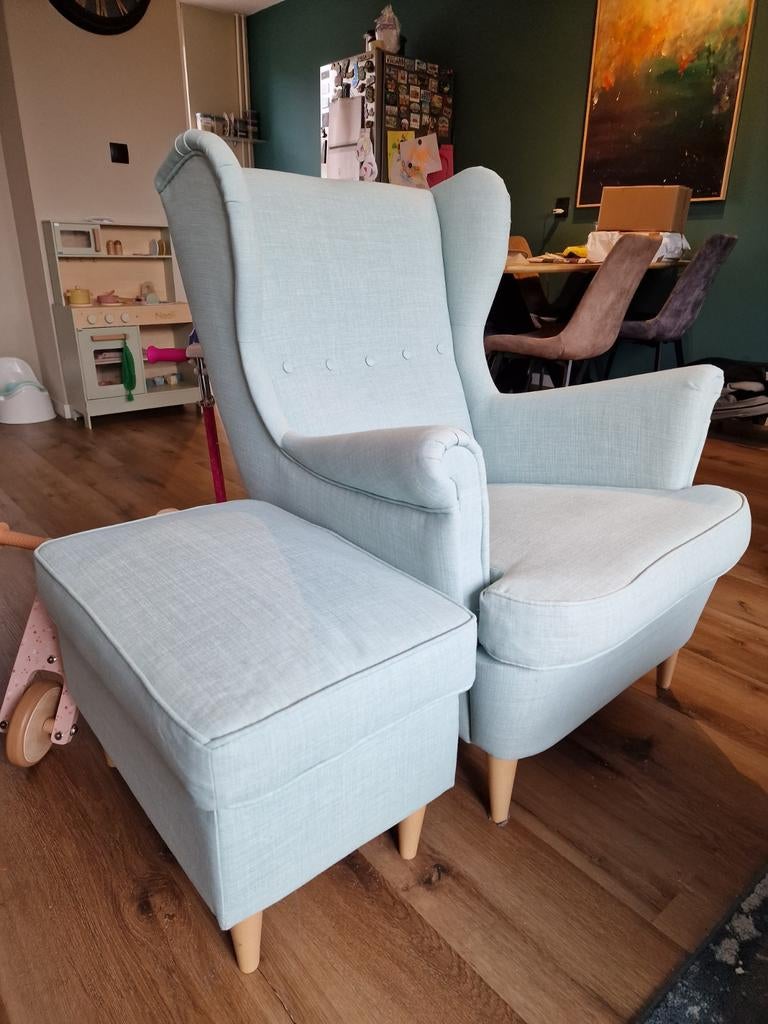 IKEA STRANDMON fauteuil met poef - Comfortabel en stijlvol, Huis en Inrichting, Banken | Voetenbanken en Poefen, Ophalen, Rond