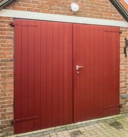 Robuuste rode houten garagedeur, Doe-het-zelf en Verbouw, Deuren en Horren, Gebruikt, 120 cm of meer, Garagedeur, Ophalen of Verzenden