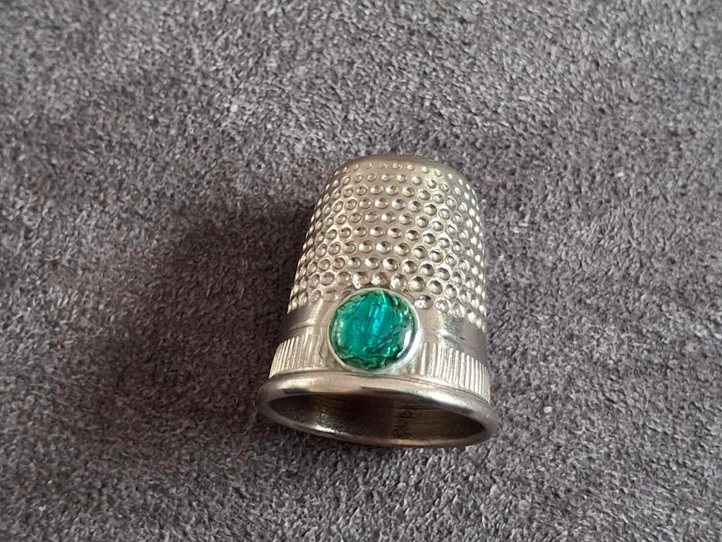 Zilverkleurige vingerhoed. Lourdes souvenir.met groene steen, Ophalen of Verzenden, Gebruikt