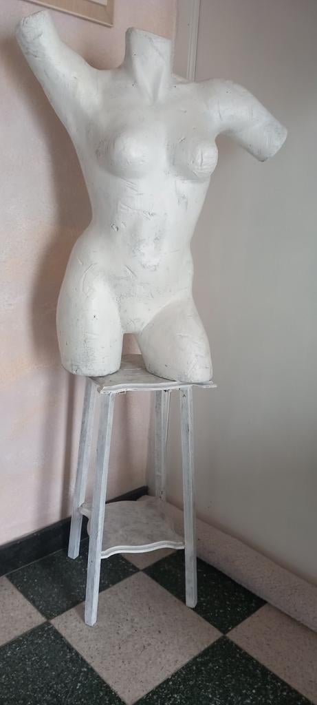 Mooie vrouwelijke torso 73 cm op staander, 80 cm hoog, Ophalen of Verzenden