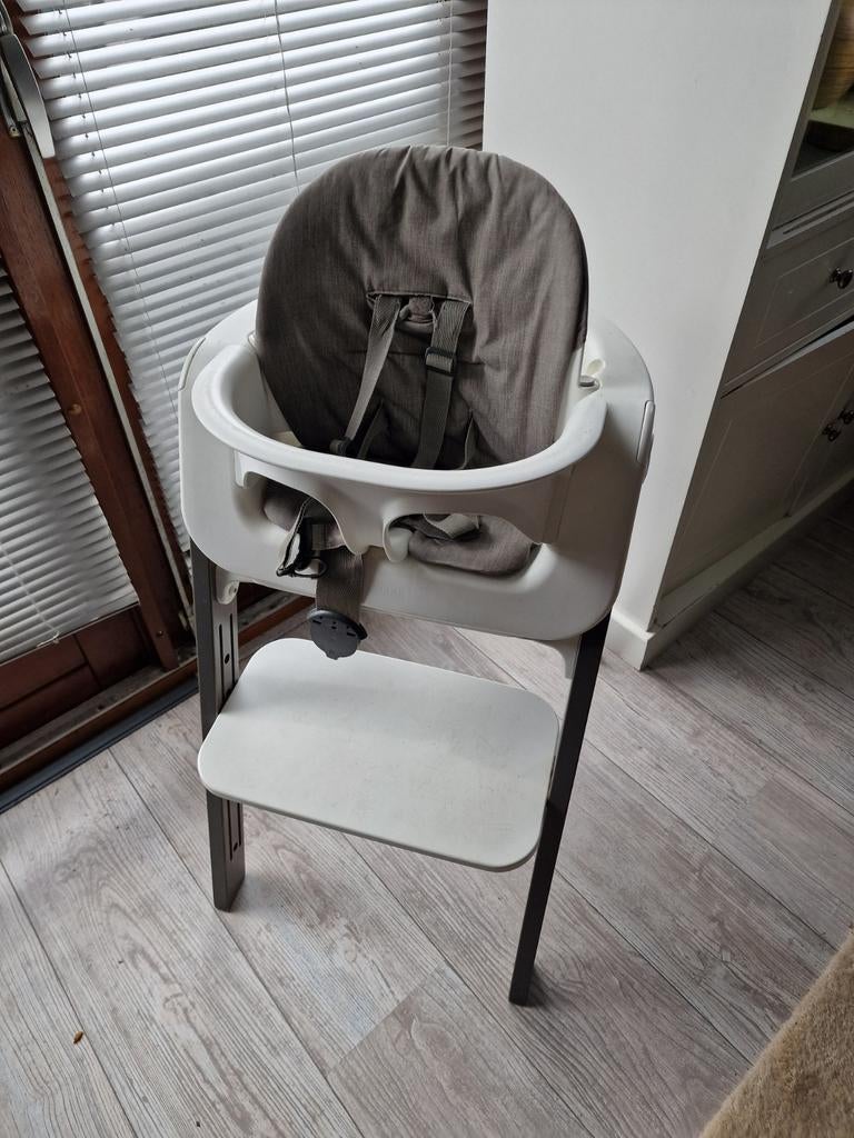 Stokke Steps  kinderstoel compleet met eetblad en kussen, Kinderen en Baby's, Kinderstoelen, Gebruikt, Meegroeistoel, Aanschuifbaar