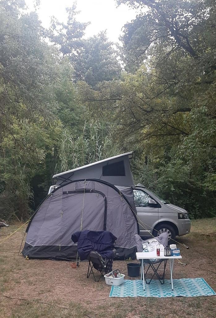 Te huur: Volkswagen T5 camperbusje met slaaphefdak