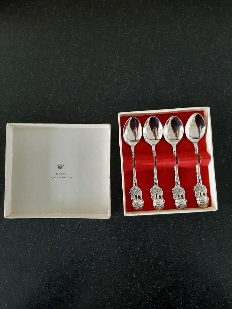 Zilverkleurige lepeltjes met roosjes in doosje, Antiek en Kunst, Ophalen of Verzenden