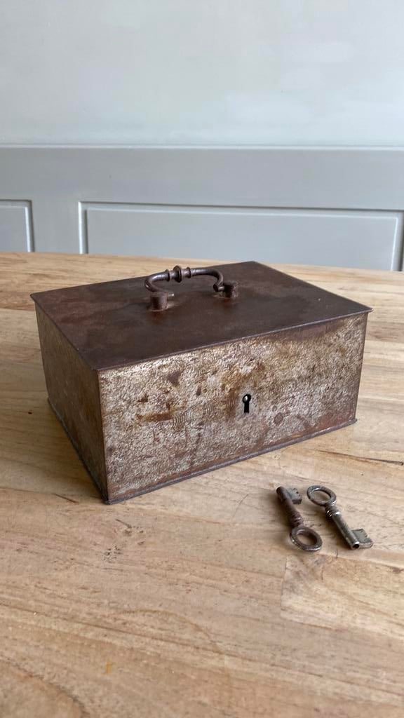 Oud vintage metalen geldkistje, Ophalen of Verzenden, Gebruikt, Minder dan 50 cm