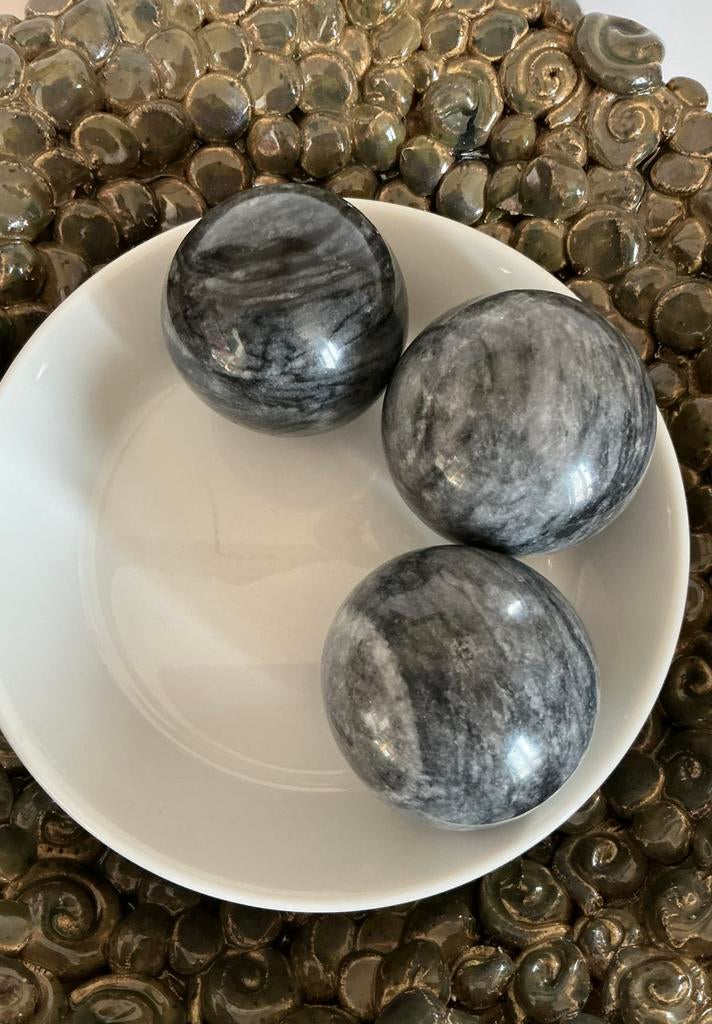 Drie natuurstenen marmeren bollen. Diameter ong 5 centimeter, Ophalen of Verzenden, Zo goed als nieuw