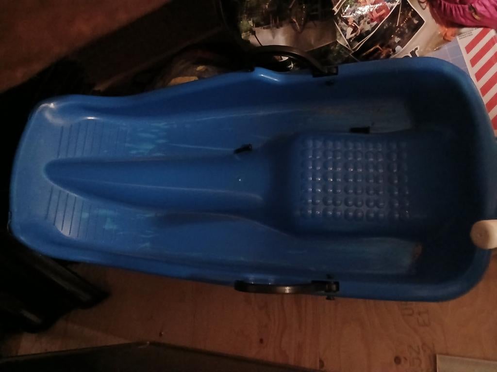 Blauwe kunststof slee voor winterplezier, Ophalen