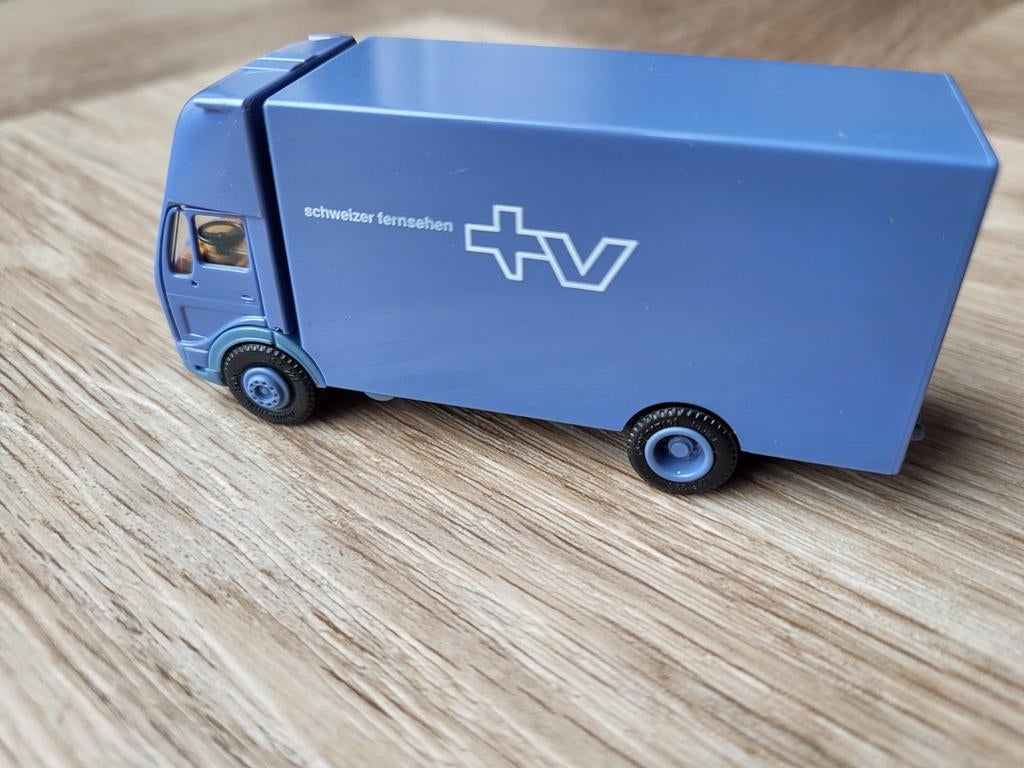 HERPA 1:87  Modelvrachtwagen 'Schweizer Fernsehen' - Blauw, Ophalen of Verzenden, Zo goed als nieuw, Overige typen, Herpa