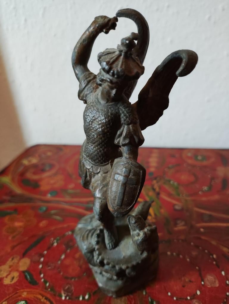 Mooi oud metalen beeld van St. Michaël en de draak, Antiek en Kunst, Verzenden