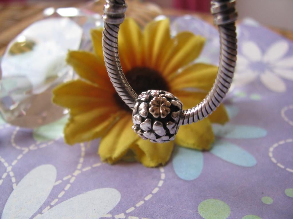 Pandora bedel 790387 = bol met🍀klavertjes 🍀+ 14 krt GOUD, Pandora, Ophalen of Verzenden, Zo goed als nieuw, 1 bedel