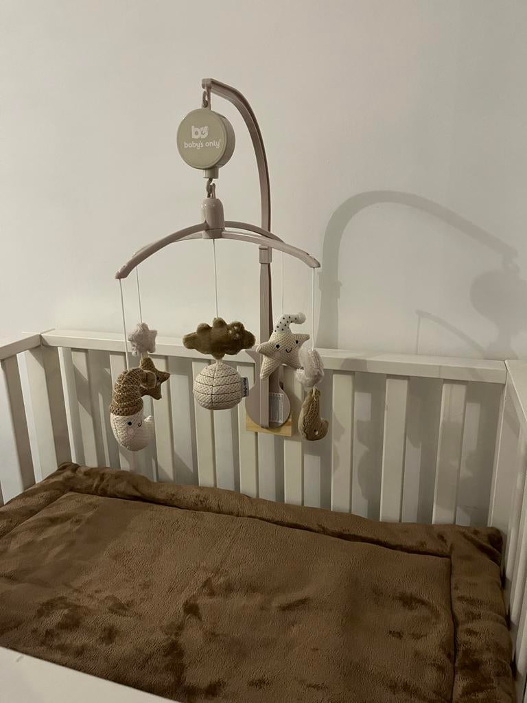 Baby box met lade en wieltjes (exclusief mobiel, kleed), Kinderen en Baby's, Ophalen, Gebruikt, Wieltjes