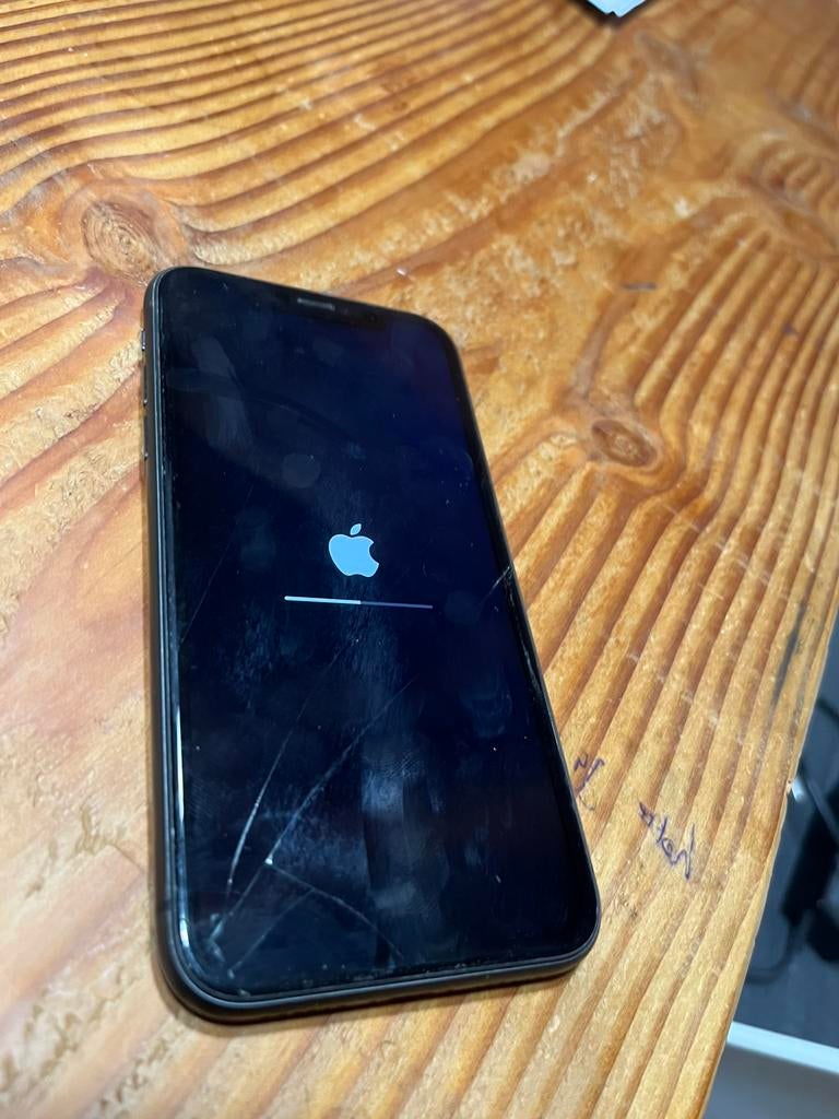 Iphone 11 - barst in scherm, Telecommunicatie, Mobiele telefoons | Apple iPhone, Gebruikt, Zwart, 64 GB, IPhone 11