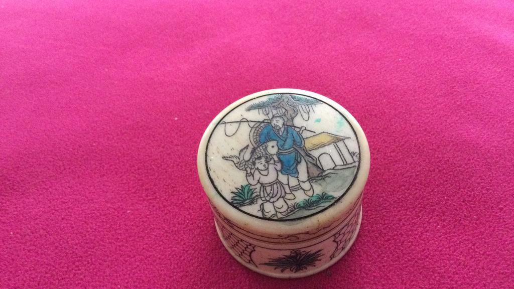Chinees pillendoosje van been, Antiek en Kunst, Ophalen of Verzenden