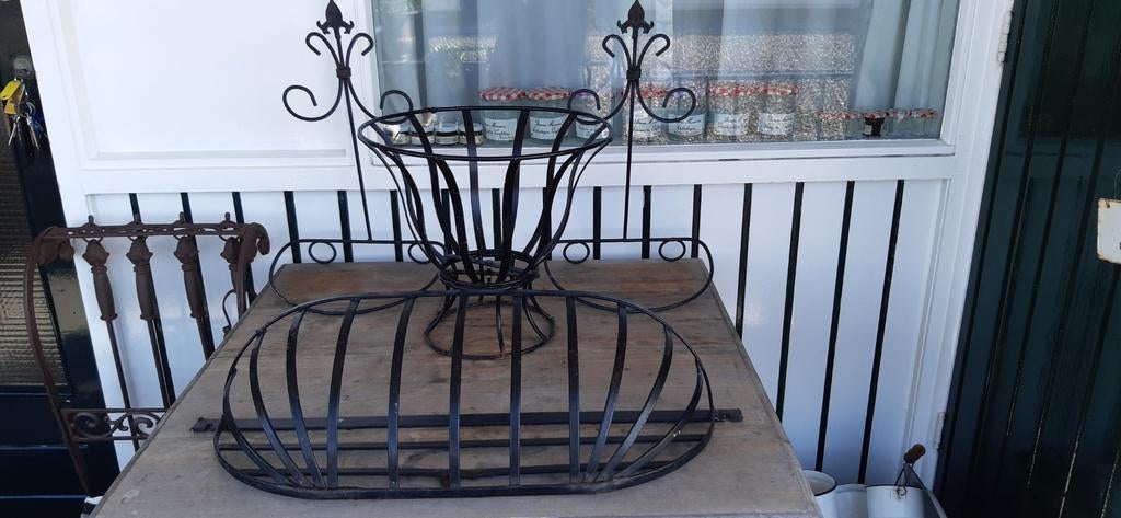 Brocante zwarte  hooiruif plantenstandaard en muurhangers, Ophalen, Gebruikt, Balkon, Metaal