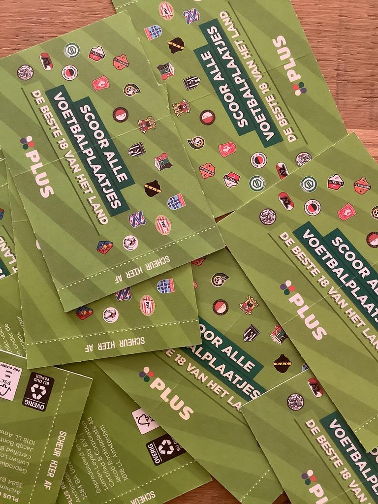 20 dichte pakjes voetbal plaatjes + 2 grote stickers vd Plus, Ophalen