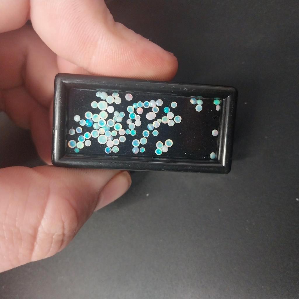 Lot met kleine opaal cabochons rond, Ophalen of Verzenden