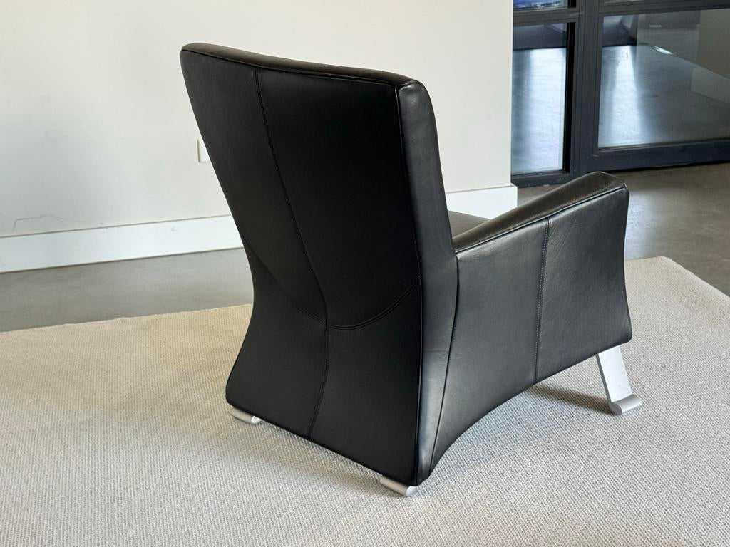Rolf Benz 322 Fauteuil + Hocker – Zwart Leer | Als nieuw, Leer, Ophalen of Verzenden, Zo goed als nieuw, X
