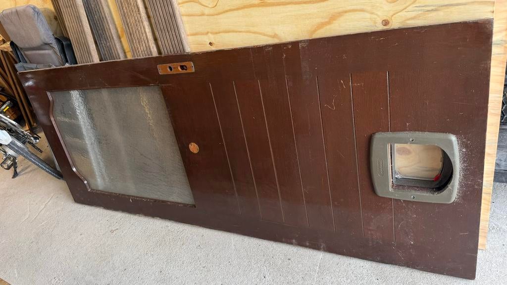 Hardhouten achterdeur met kattenluik, Doe-het-zelf en Verbouw, Deuren en Horren, Ophalen, Gebruikt, 80 tot 100 cm, 215 cm of meer