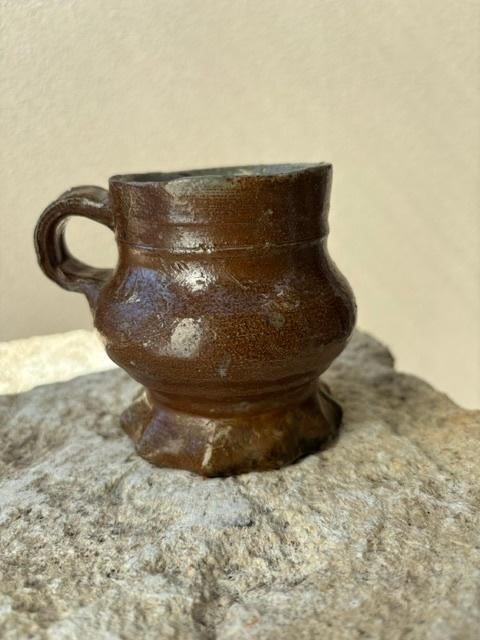 Steengoed kruikje / drinkbeker 16e eeuw, Ophalen of Verzenden