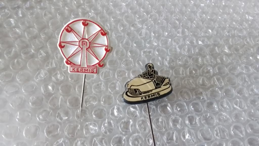 2 verschillende speldjes kermis, Ophalen of Verzenden, Zo goed als nieuw, Overige onderwerpen