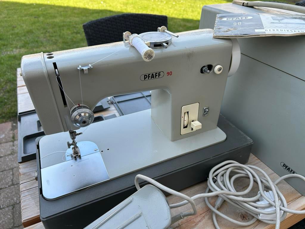 Pfaff 90 Naaimachine met handleiding en accessoires, Ophalen of Verzenden, Gebruikt, Naaimachine, Pfaff