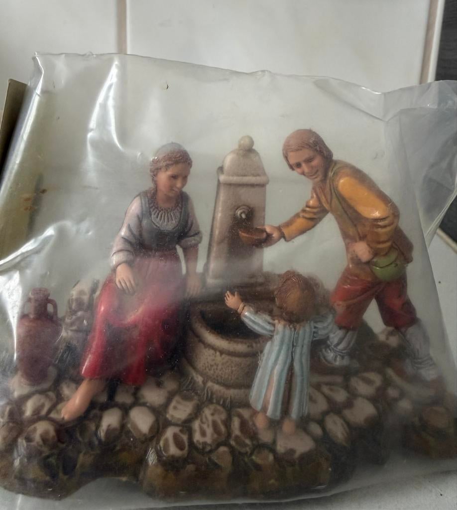 Decoratief beeldje: Familie bij waterpomp, Verzamelen, Beelden en Beeldjes, Ophalen of Verzenden, Nieuw, Mens
