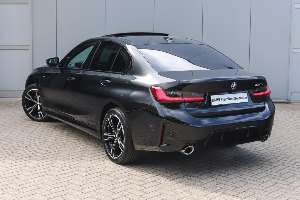 BMW 3 Serie 330e M Sport Automaat / Schuif-kanteldak / Trekh, Achterwielaandrijving, Gebruikt, 4 cilinders, Zwart