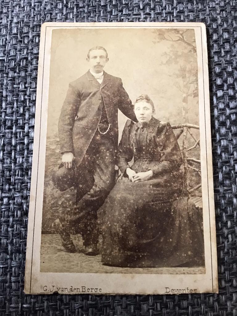 CDV, Vrouw/man, G.J. V.D. BERGE, DEVENTER, Carte de Visite, Ophalen of Verzenden, Voor 1940, Gebruikt, Foto