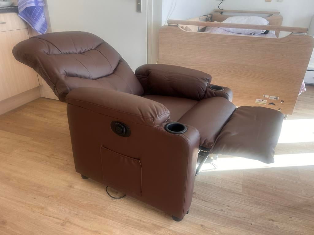 Comfortabele bruine relaxfauteuil met sta op functie, Ophalen, Zo goed als nieuw, Kunststof, 75 tot 100 cm
