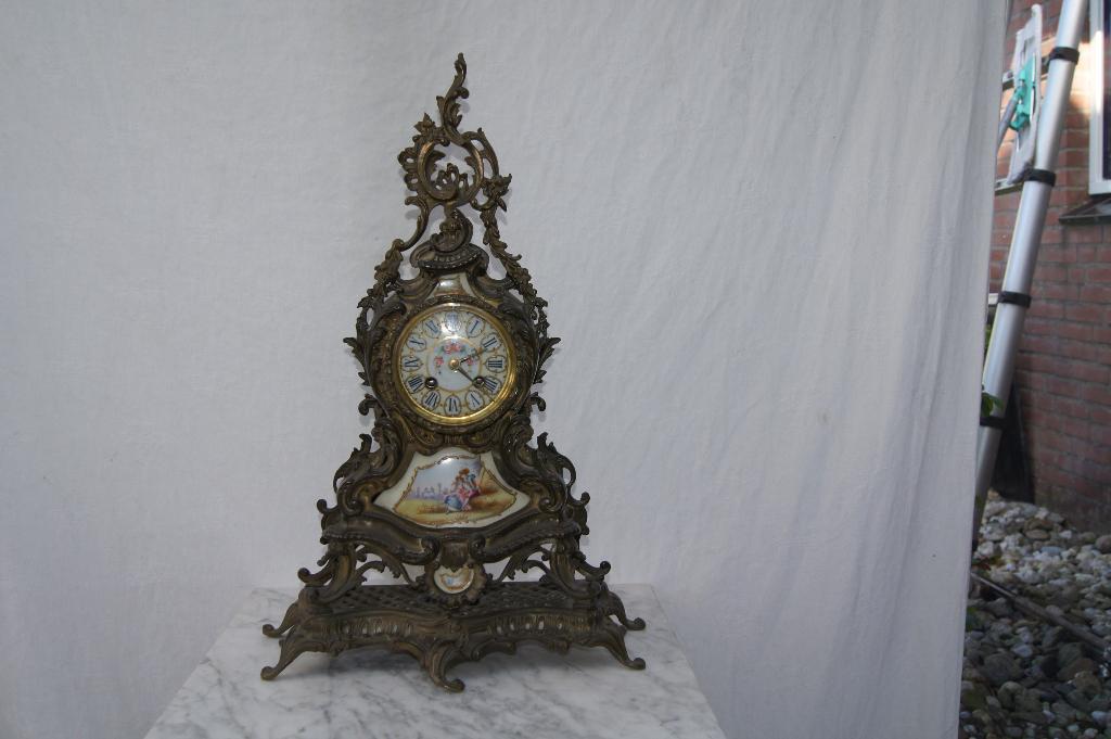 Tafelklok  porselein beschilderd, Antiek en Kunst, Antiek | Klokken, Ophalen of Verzenden