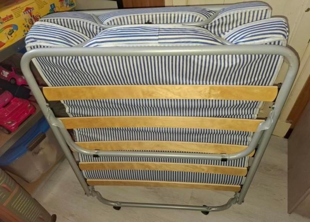 Praktisch opklapbed met comfortabel matras, Huis en Inrichting, Slaapkamer | Bedden, Ophalen, Gebruikt, Eenpersoons, 80 cm