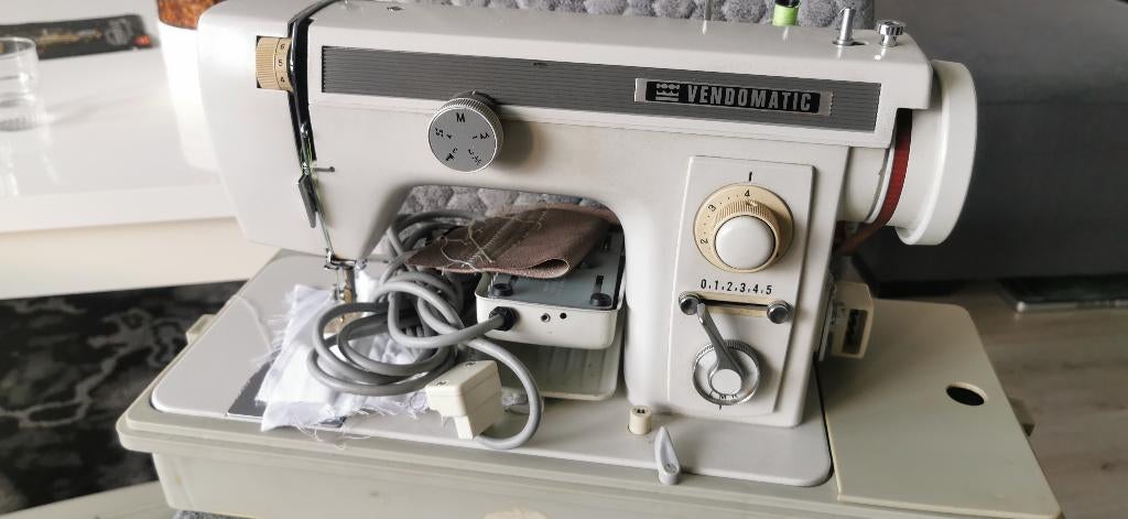 Naaimachine VENDOMATIC werkt goed, Ophalen of Verzenden, Zo goed als nieuw, Naaimachine, Overige merken