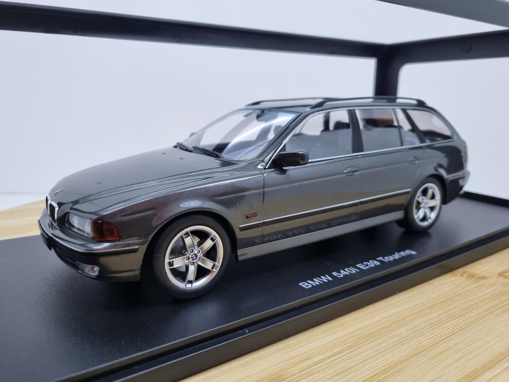 KK-Scale BMW 5-serie Touring E39 Donkergrijs Metallic 1:18, Hobby en Vrije tijd, Modelauto's | 1:18, Overige merken, Auto, Ophalen of Verzenden