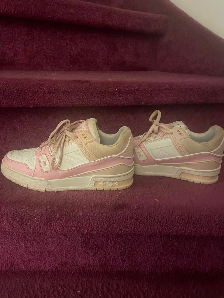 Louis Vuitton Sneakers Maat 39 - Verkleuring, Kleding | Dames, Schoenen, Ophalen of Verzenden, Gedragen, Roze, Sneakers of Gympen