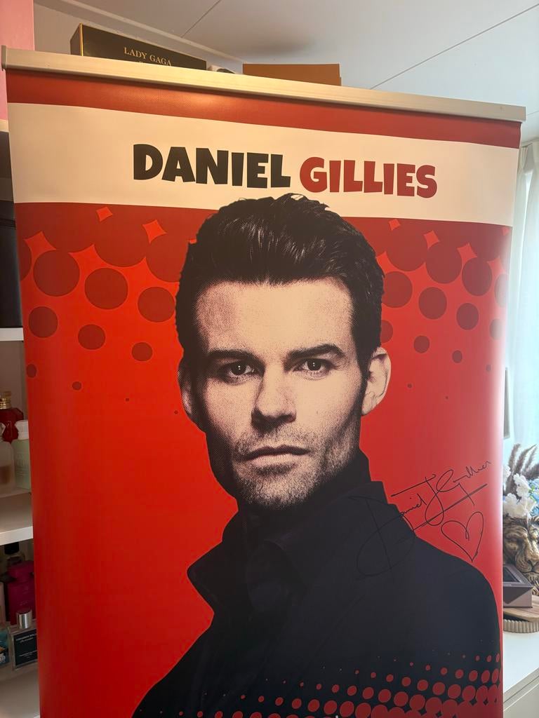 BIEDEN ! Daniel Gillies Comic Con Banner - Gesigneerd!, Verzamelen, Ophalen of Verzenden, Nieuw, Overige, Overige merken