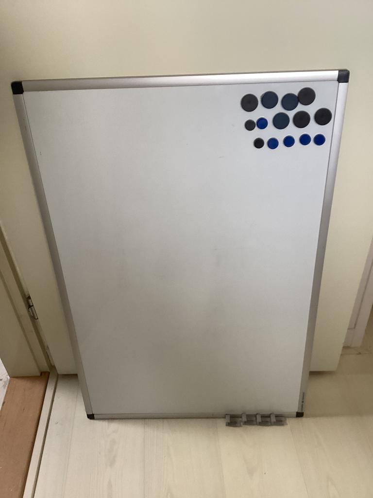 Magneetbord compleet met magneetjes en bevestgingsmateriaal, Ophalen, Zo goed als nieuw