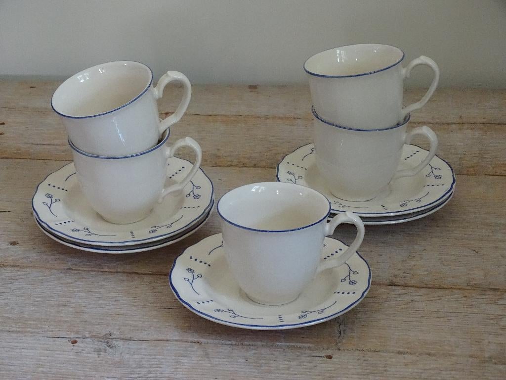 Servies, IKEA, creme met blauw takje, zo goed als nieuw, Ophalen of Verzenden, Zo goed als nieuw, Overige stijlen, Kop(pen) en/of Schotel(s)