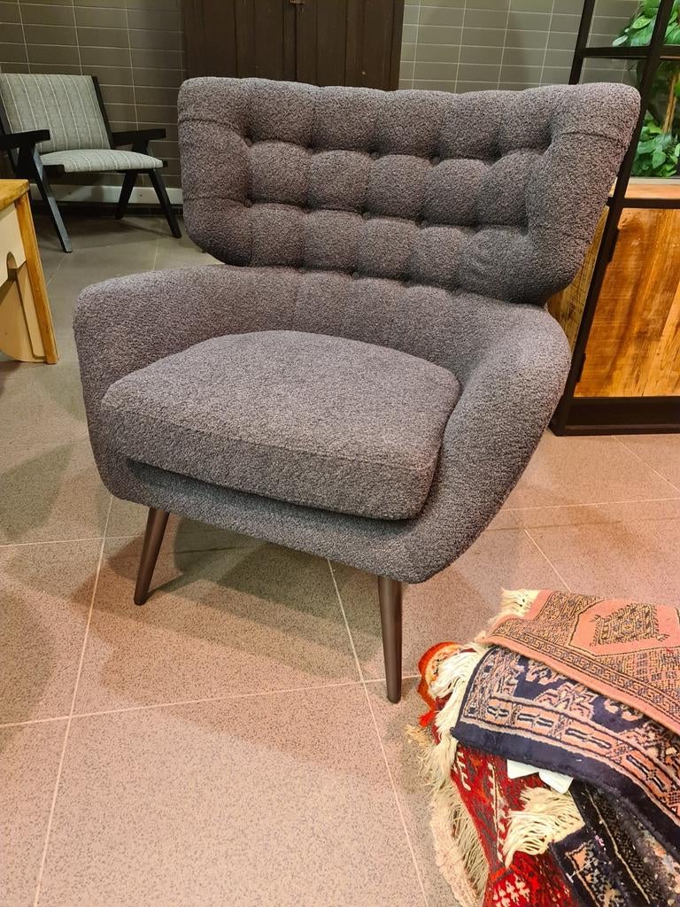 Nieuwe fauteuil Eleonora Peter antraciet van €375 nu €265, Huis en Inrichting, Fauteuils, Nieuw, Hout, Kunststof, Metaal, Stof