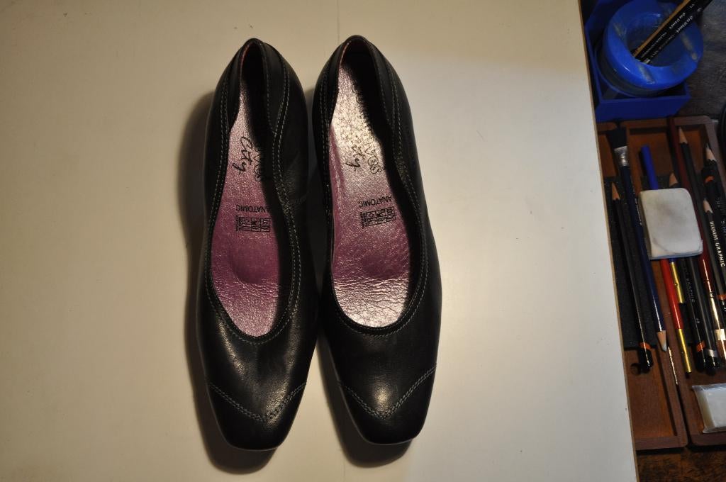 mooie nieuwe leren hakschoenen mt 42 Softwaves, Kleding | Dames, Schoenen, Schoenen met lage hakken, Zwart, Nieuw, Ophalen of Verzenden