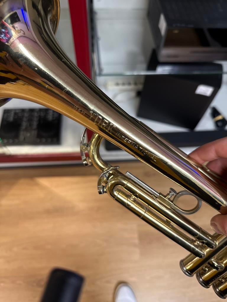 York International Trompet met Koffer Heel Nette staat!, Ophalen of Verzenden, Gebruikt, Bes-trompet, Met koffer