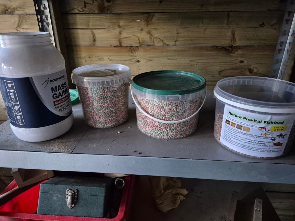 2 soorten visvoer. Gedroogde Insecten en korrels. 4 emmers, Ophalen