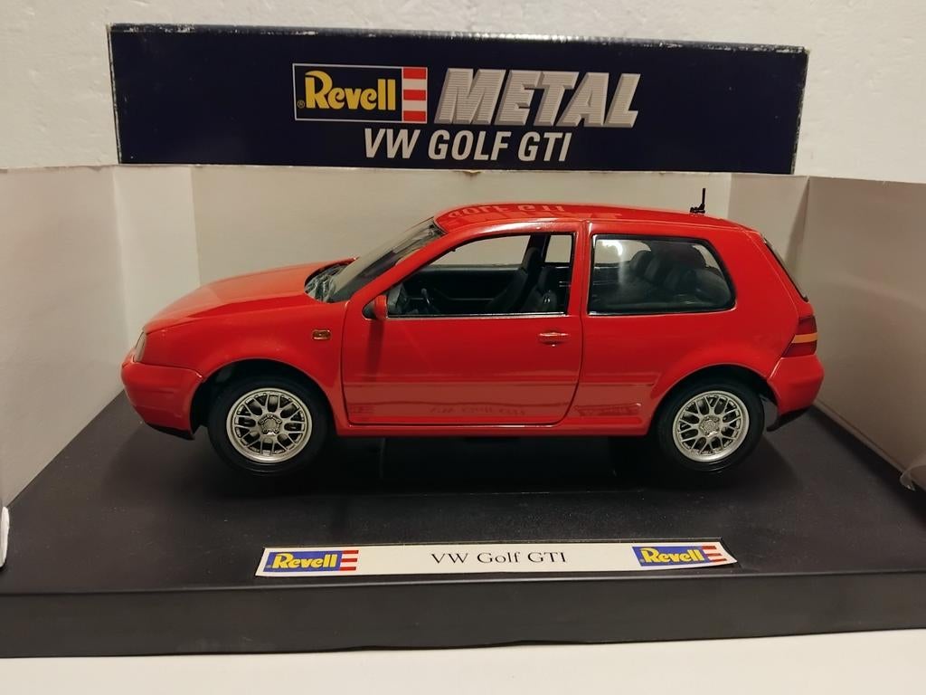 Volkswagen Golf IV GTI rood 1998/2000 Revell metal 1:18 KRD, Ophalen of Verzenden, Zo goed als nieuw, Auto, Revell