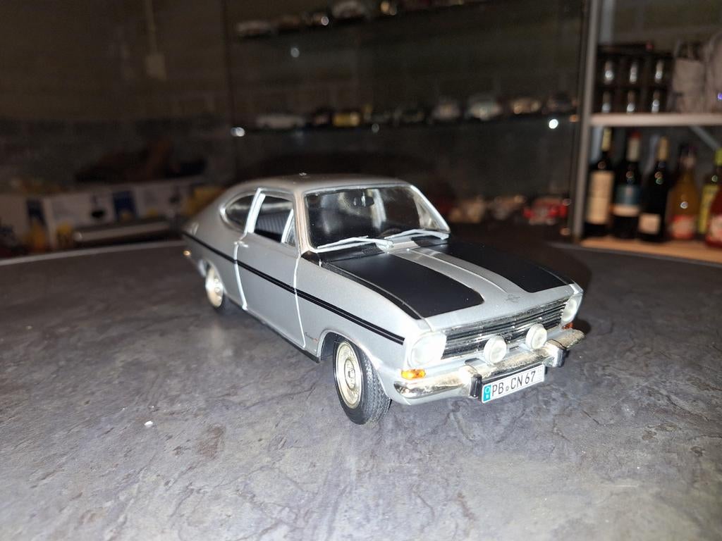 Opel B kadett 1900 rallye van revell 1:18, Auto, Revell, Ophalen of Verzenden, Zo goed als nieuw