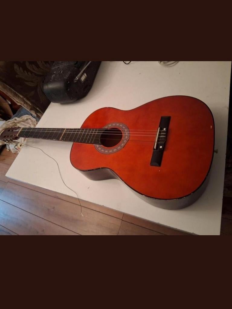 Te koop! Gomez Gitaar. Hier snaren vervangen nodige., Ophalen