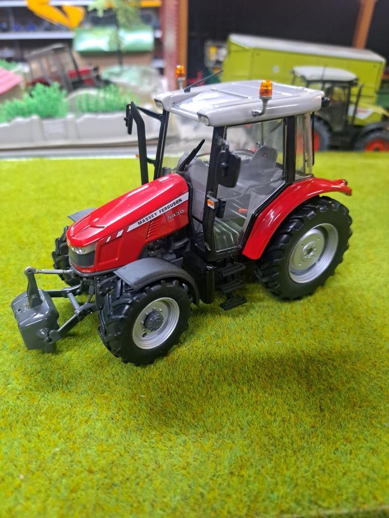 Massey Ferguson 5430 van Universal Hobbies nr. UH2966, Ophalen of Verzenden, Zo goed als nieuw, Tractor of Landbouw, Universal Hobbies