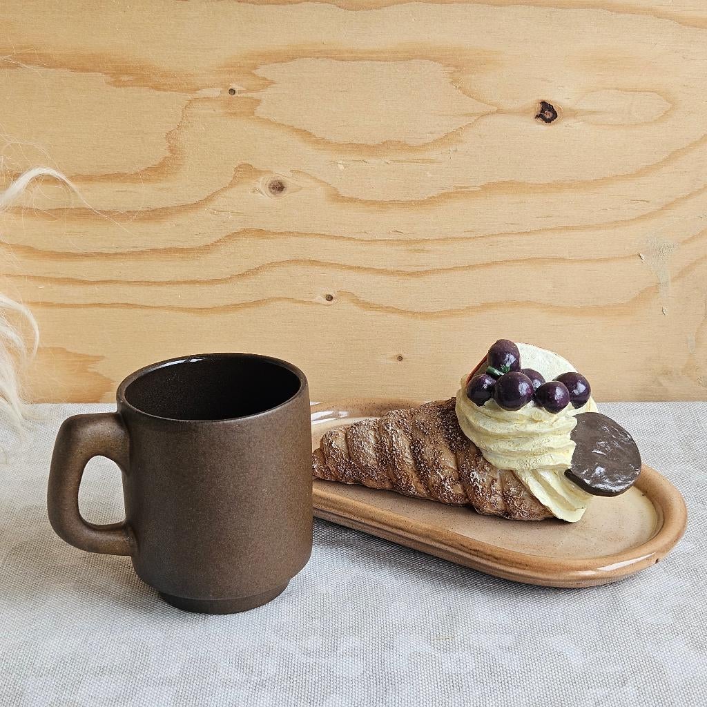 Mix match set van een onderbordje met Cor Unum mok, Huis en Inrichting, Keuken | Servies, Keramiek, Ophalen of Verzenden, Zo goed als nieuw